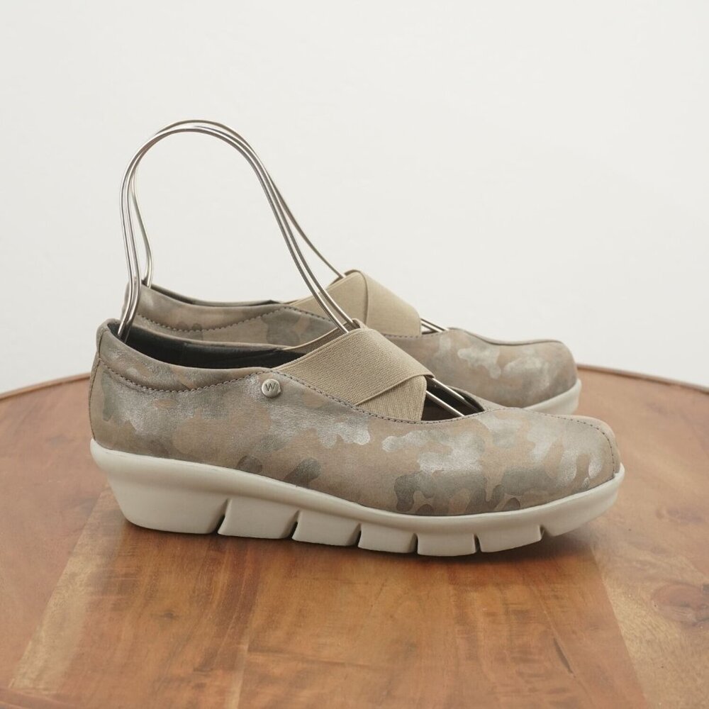 Wolky Womens Cursa Slip On Shoes Loafers Beige Silver Camouflage Leather 39/ 8US